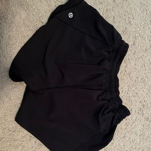 2.5 Lululemon Hotty Hot low Rise tall black shorts